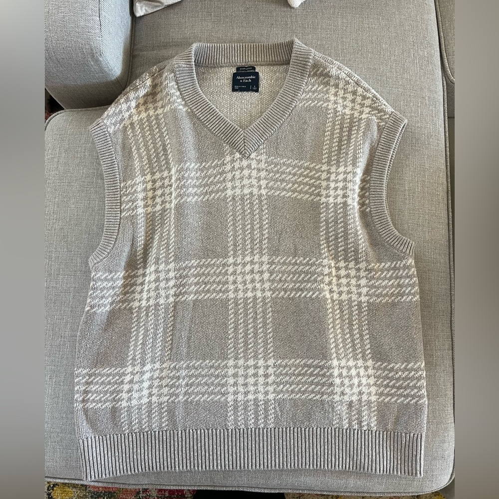 Abercrombie & Fitch Gray V-Neck Sweater Vest